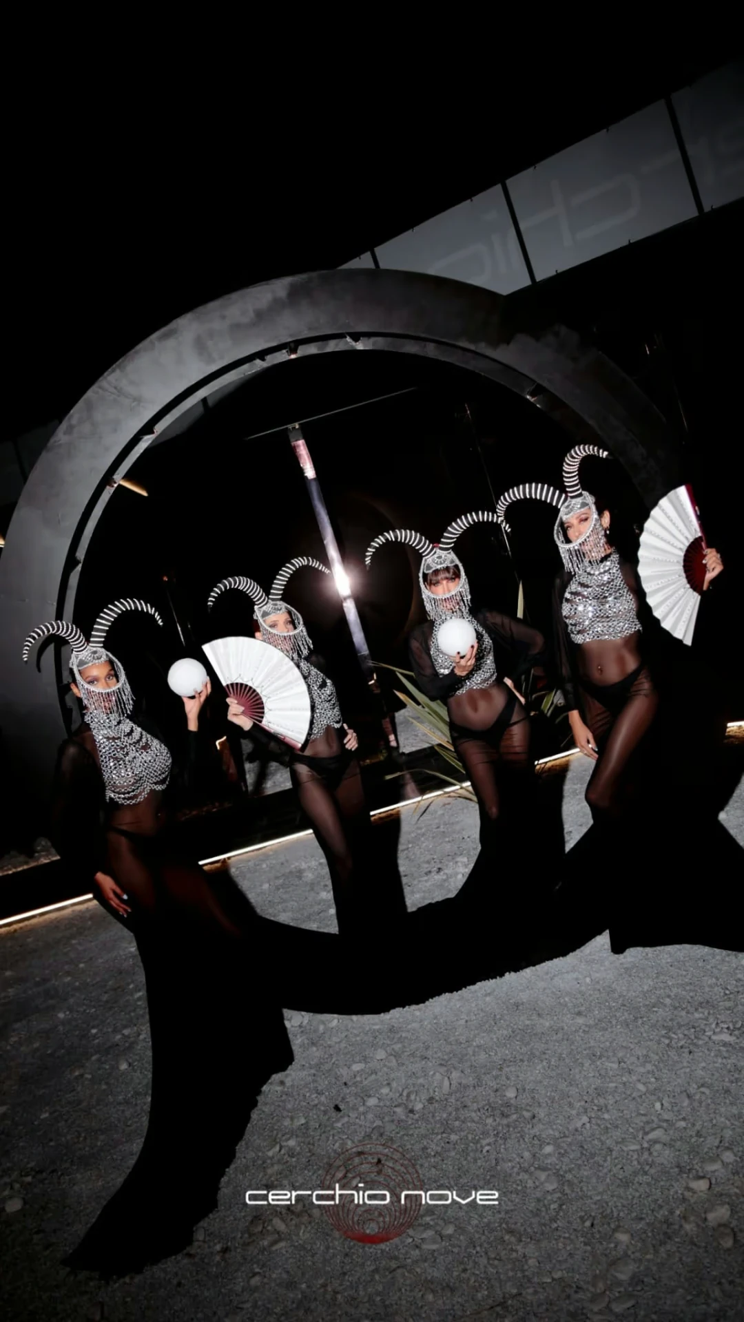 Performer Queen’s Angels in costume scenografico, fotografia 4